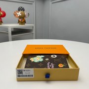 LOUIS VUITTON M12221 パスポートケース 雪秀シリーズ ヴィヴィエンヌ サイズ:14x10x2.5cm