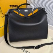 FENDI 牛皮荔枝紋斜め掛け サイズ:38x33x16cm