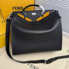 FENDI 牛皮荔枝紋斜め掛け サイズ:38x33x16cm