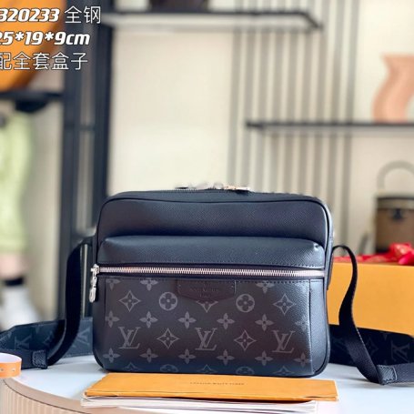 LOUIS VUITTON M30233 イタリア黒花レザー斜め掛け サイズ:25x19cm