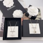 ネックレス C スクエアモチーフネックレス — シンプルながらもヴィンテージ感、軽やかで上品