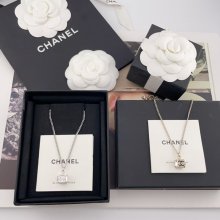 ネックレス C スクエアモチーフネックレス — シンプルながらもヴィンテージ感、軽やかで上品