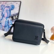 LOUIS VUITTON M15265 ボーディング メッセンジャー サイズ:24x18cm