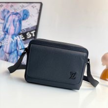 LOUIS VUITTON M15265 ボーディング メッセンジャー サイズ:24x18cm