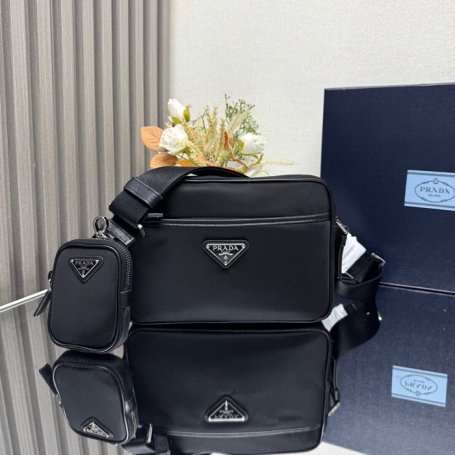 PRADA 2VH048 ナイロンショルダー サイズ:23x16cm