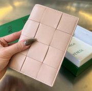 BOTTEGA VENETA BV 777046 カセット パスポートケース 編み羊皮 13.6x10.5cm サイズ:13.6x10.5cm