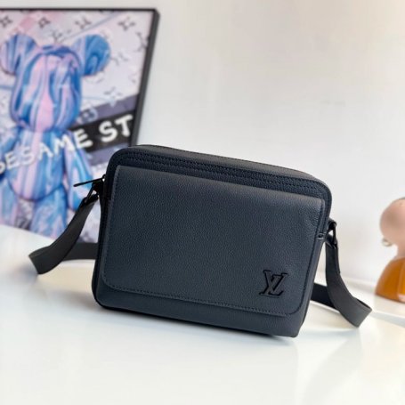 LOUIS VUITTON M15265 ボーディング メッセンジャー サイズ:24x18cm