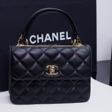 CHANEL ブラック×ゴールド 25×17×12cm サイズ:25×17×12cm