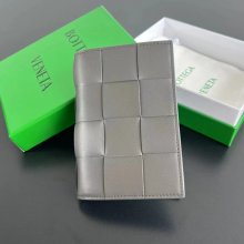 BOTTEGA VENETA BV 777046 カセット パスポートケース 編み羊皮 13.6x10.5cm サイズ:13.6x10.5cm