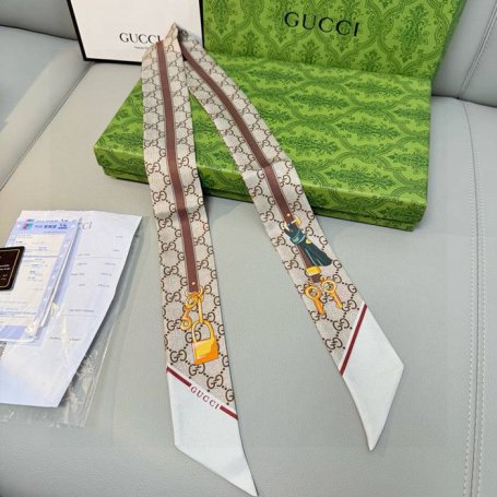 グッチ 馬銜口モチーフ。GGロゴ。ツイリーシルクスカーフ。両面100％シルク 5X120cm