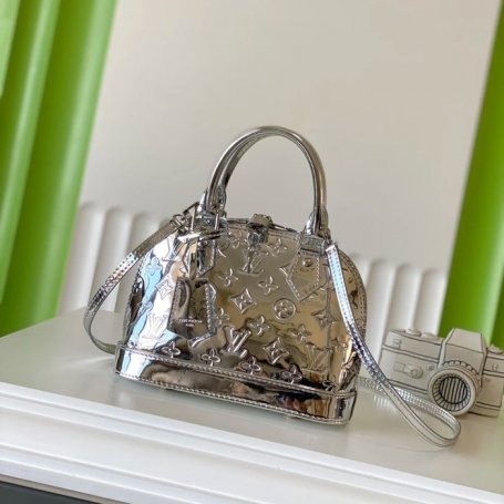 LOUIS VUITTON M26335 漆皮 斜め掛けバッグ 斜め掛け手提げ サイズ:23.5x17.5x11.5cm