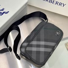 BURBERRY 8541 リブナイロン斜め掛け ナイトロゴ サイズ:26x17cm