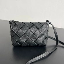 BOTTEGA VENETA BV 805745 新作編みカメラバッグ ディアゴ サイズ:18x12cm