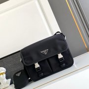 PRADA 2VD769 ナイロンメッセンジャー サイズ:26x20x10cm