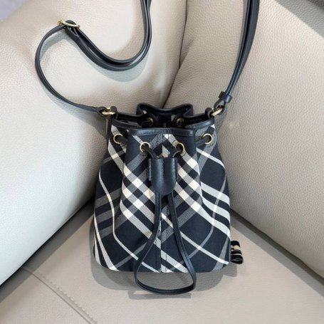 BURBERRY 0571 カーフスキン 斜め掛けバッグ カーフスキン 20x18x10cm サイズ:20x18x10cm
