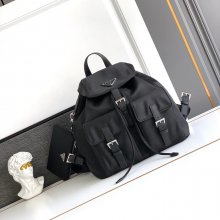 Prada ナイロン リュック ナイロン ブラック 1BZ811 サイズ:32x30x15cm