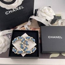 ブローチ C デニム×チェーンブローチ（大サイズ）— 25SS、ライトゴールド×ブルーデニム、布地の質感まで再現