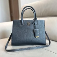 BURBERRY 0441 カーフスキン 斜め掛けバッグ TB 27x20x11cm サイズ:27x20x11cm