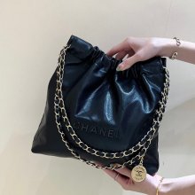 CHANEL カーフレザー ブラック×ゴールド クラシック ファッショナブル 37×35×7cm サイズ:37×35×7cm