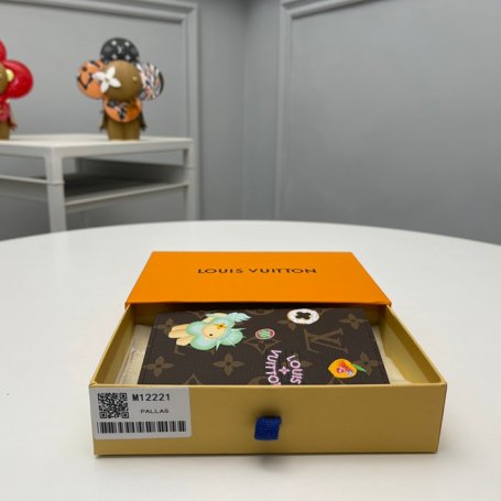 LOUIS VUITTON M12221 パスポートケース 雪秀シリーズ ヴィヴィエンヌ サイズ:14x10x2.5cm