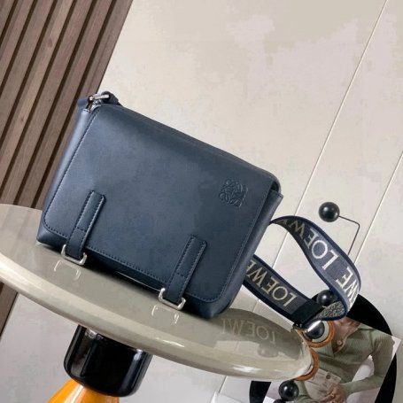 LOEWE 9011 メッセンジャー クラシック 濃青 サイズ:23x18cm