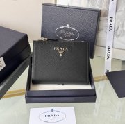 PRADA 1ML050 短財布 サフィアーノ十字紋 牛皮 サイズ:10x9cm