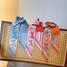 エルメス 新作ツイリー。18ムーメンシルク。両面。100％シルク 5X86cm
