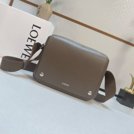LOEWE 652441 小ペブルメッセンジャー サイズ:23x18cm