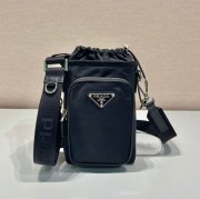 PRADA 2ZH155 スマホケースバッグ サイズ:18x13cm