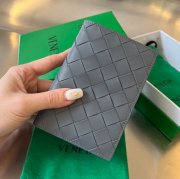 BOTTEGA VENETA BV 607482 新作パスポートケース 編み牛皮 13.3x9.5cm サイズ:13.3x9.5cm