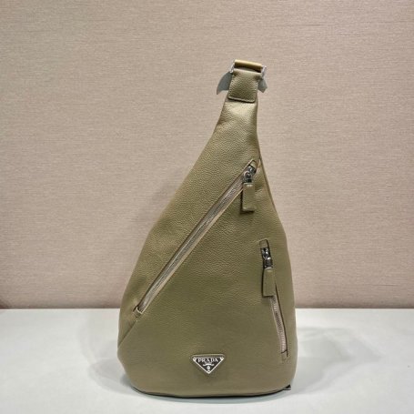 PRADA 2VZ092A オールレザー胸バッグ サイズ:37.5x26.5x10cm