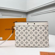 LOUIS VUITTON M83382 ポシェット トゥゴー モノグラムシャドウ ホワイト サイズ:30x21.5cm