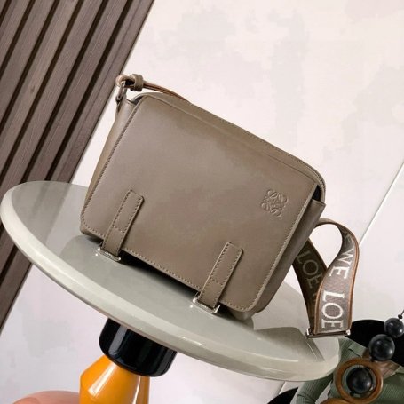 LOEWE 9011 メッセンジャー クラシック ウィンターブラウン サイズ:23x18cm