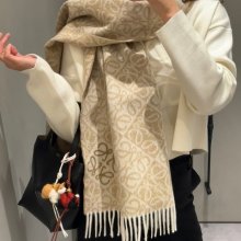 ロエベ 新作チェッカースカーフ