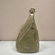 PRADA 2VZ092A オールレザー胸バッグ サイズ:37.5x26.5x10cm