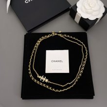 ネックレス C ダブルフラワーレザーチョーカー — ヴィンテージ感あふれるゴールドフラワー、職人技光る