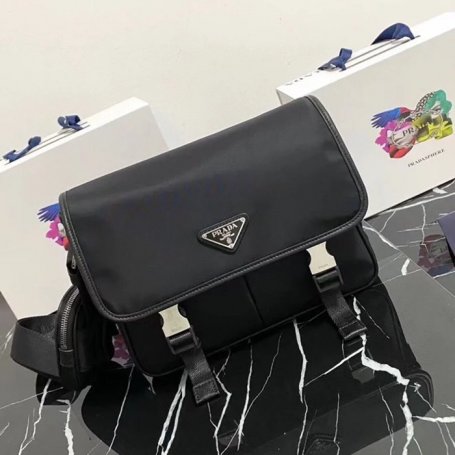 PRADA 2VD769B ナイロンフラップ斜め掛け 中 サイズ:26x20x10cm