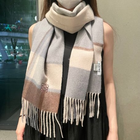 ロエベ 今年最新オーダー。立体刺繍。100％ラムウール 32x190cm
