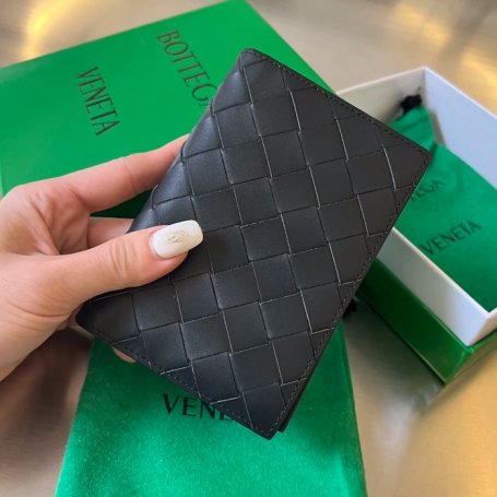 BOTTEGA VENETA BV 607482 新作パスポートケース 編み牛皮 13.3x9.5cm サイズ:13.3x9.5cm
