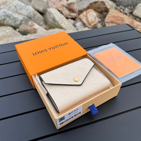 LOUIS VUITTON M82334 ヴィクトリーヌ財布 モノグラムアンプラント ホワイト サイズ:12x9.5x1.5cm