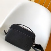 LOUIS VUITTON M11657 アベニュー メッセンジャー サイズ:22.5x16x7.5cm