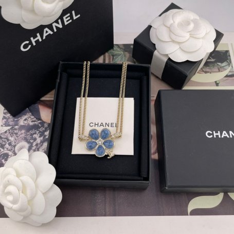 ネックレス C デニム風フラワー×Cペンダントネックレス — 26早春、辛芷蕾着用、デニム風テクスチャー、フラワーモチーフ、滿鑽C