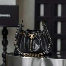 CHANEL カーフレザー ブラック×ゴールド 斜め掛けバッグ ヴィンテージ 小 22×20×12.5cm サイズ:22×20×12.5cm