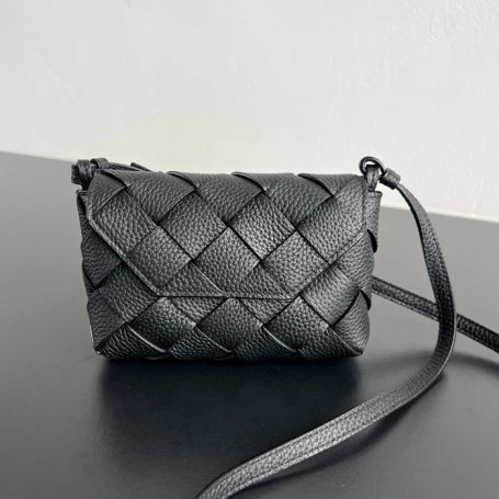 BOTTEGA VENETA BV 805745 新作編みカメラバッグ ディアゴ サイズ:18x12cm