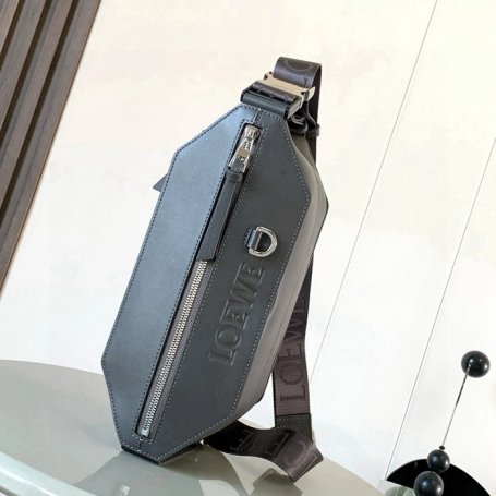 LOEWE 9074 牛皮革変形スリング 濃茶 サイズ:32.5x12.3cm