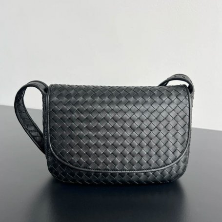 BOTTEGA VENETA BV 843836 ヴェネトフラップ斜め掛け サイズ:26x18.5cm