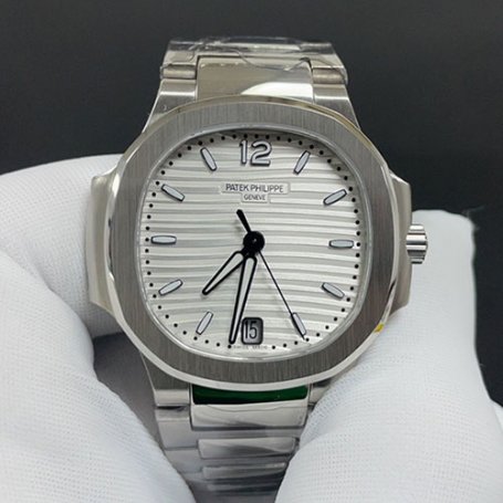 PATEK PHILIPPE 7118/1A-010 ノーチラス シルバー文字盤 2024高品質