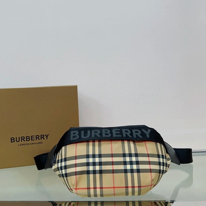 BURBERRY ナイロンウエストバッグ サイズ:31x17cm