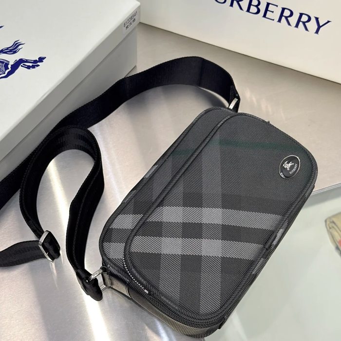BURBERRY 8541 リブナイロン斜め掛け ナイトロゴ サイズ:26x17cm