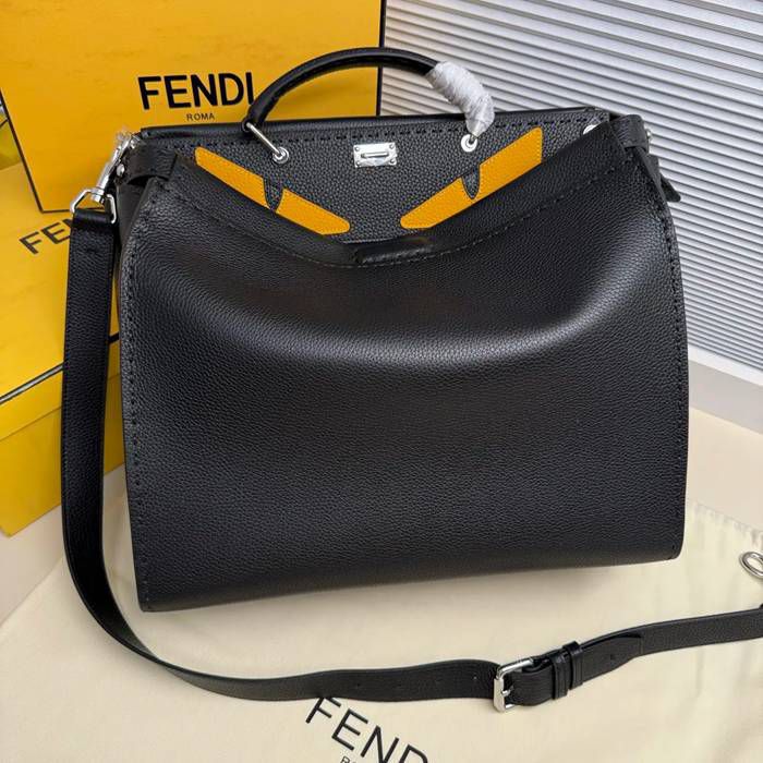 FENDI 牛皮荔枝紋斜め掛け サイズ:38x33x16cm